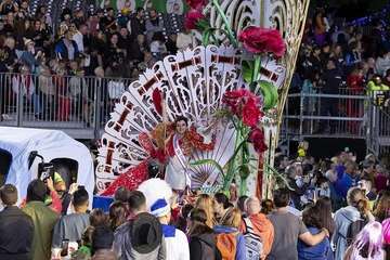  Telde disfruta con el pasacalle de los protagonistas del Carnaval de 'Studio 54'/Lpacarnaval.